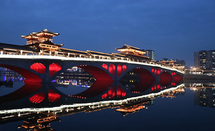 昔日彩虹橋，如今網紅橋，新津這座廊橋夜景你去打卡了嗎？